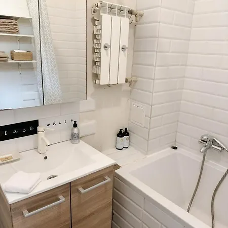 Apartment Artist *